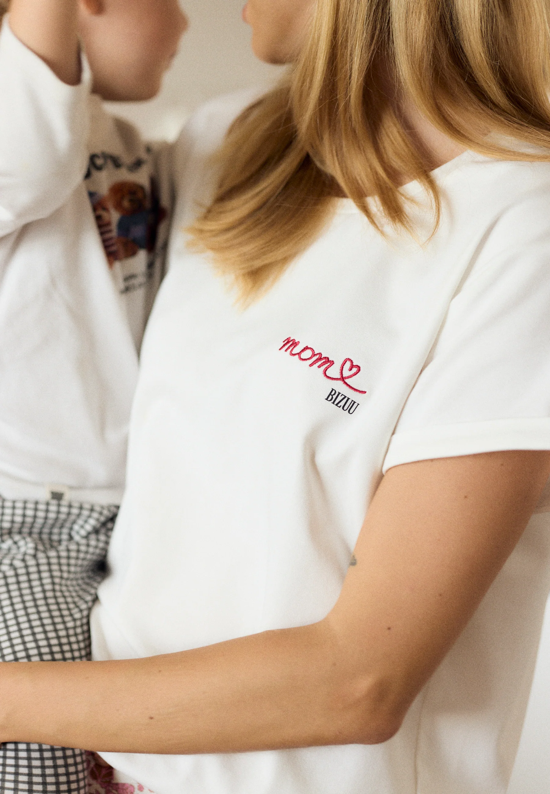 Kremowy T-shirt z haftem MOM - Image 6